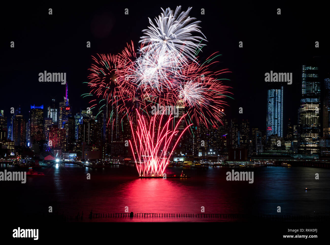 New York, USA. Feb 11, 2019. D'artifice s'affichent au-dessus de la rivière Hudson à New York, États-Unis, le 11 février, 2019, de célébrer la Nouvelle Année lunaire chinoise. Credit : Wang Ying/Xinhua/Alamy Live News Banque D'Images