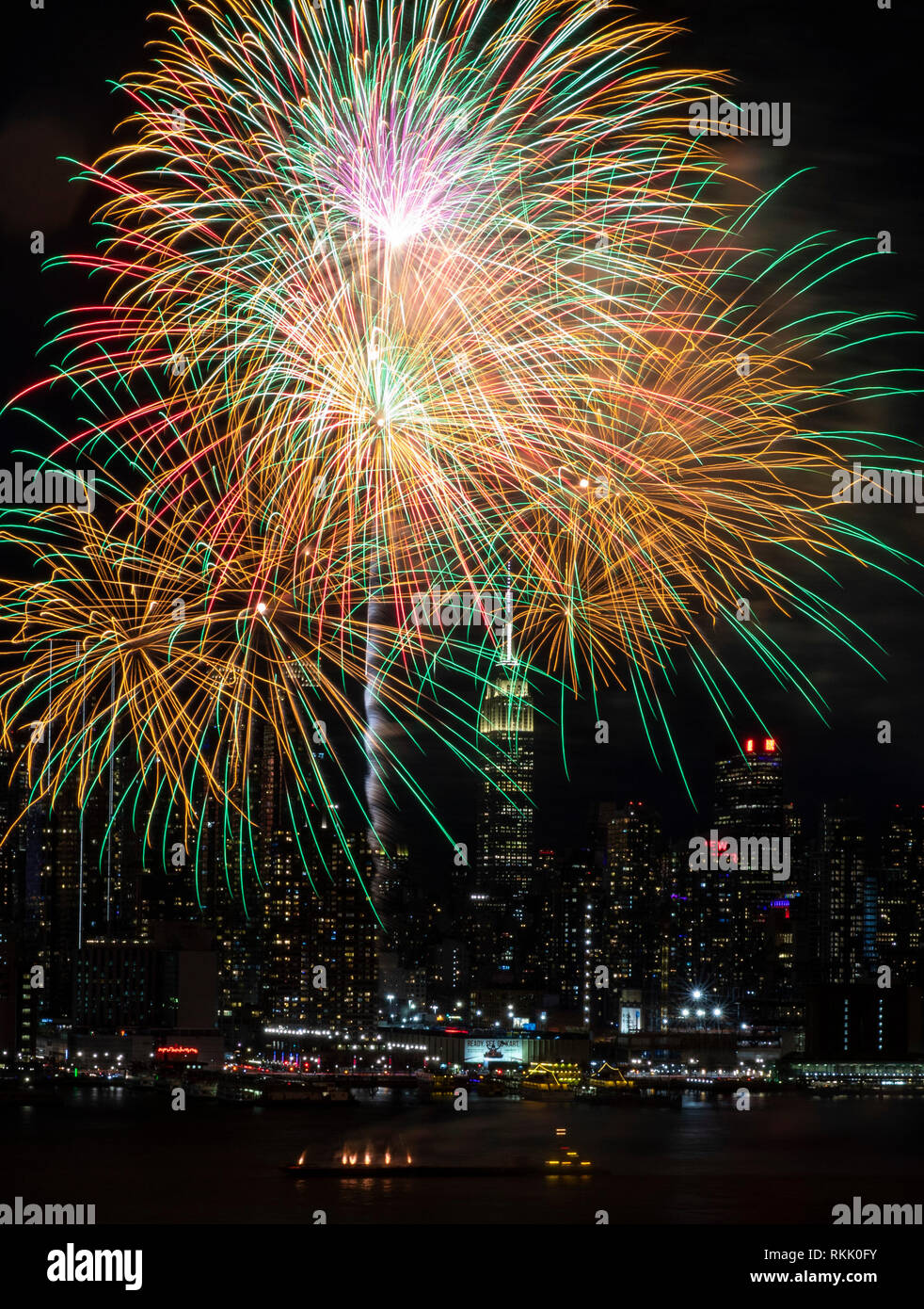 New York, USA. Feb 11, 2019. D'artifice s'affichent au-dessus de la rivière Hudson à New York, États-Unis, le 11 février, 2019, de célébrer la Nouvelle Année lunaire chinoise. Credit : Wang Ying/Xinhua/Alamy Live News Banque D'Images