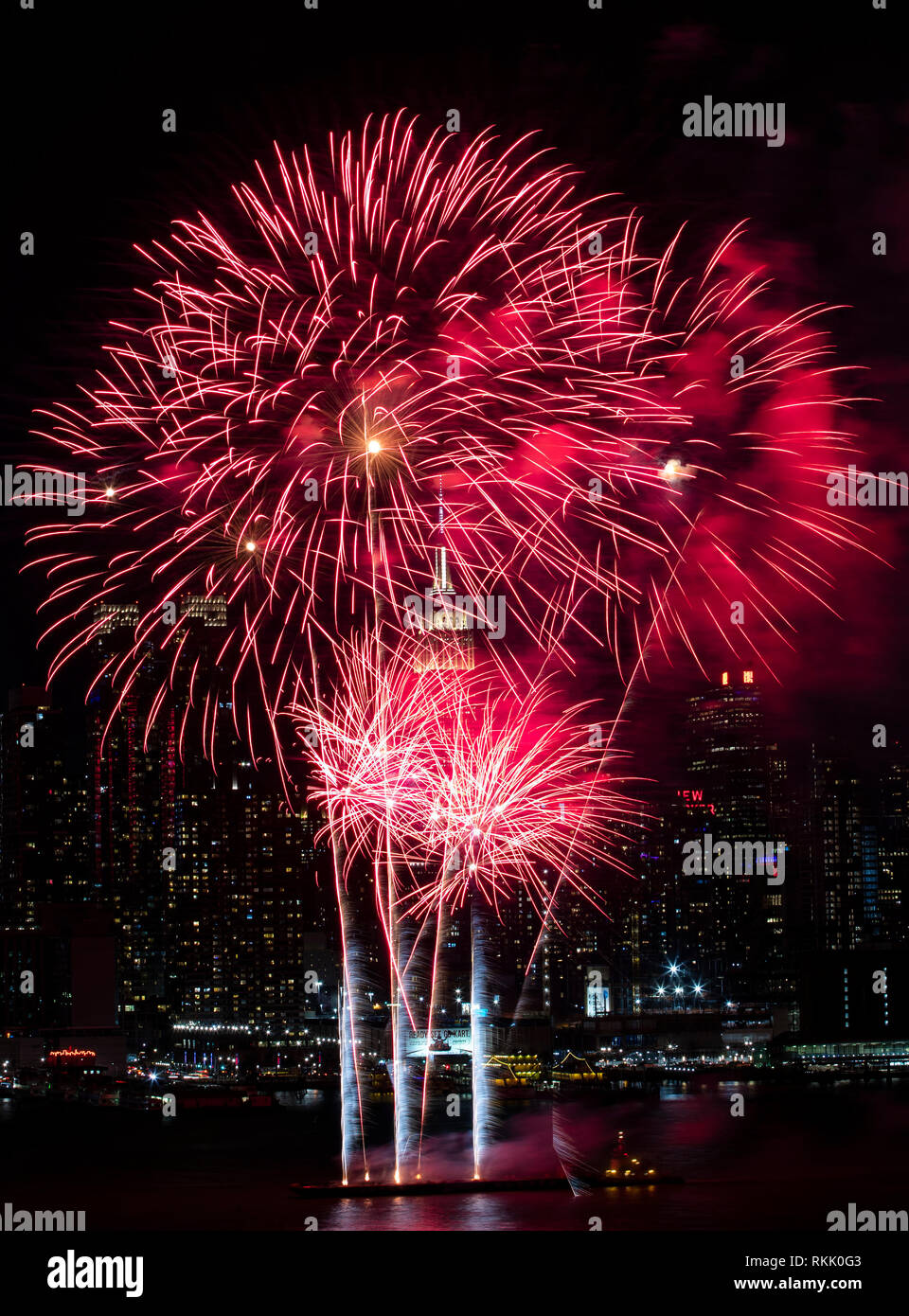New York, USA. Feb 11, 2019. D'artifice s'affichent au-dessus de la rivière Hudson à New York, États-Unis, le 11 février, 2019, de célébrer la Nouvelle Année lunaire chinoise. Credit : Wang Ying/Xinhua/Alamy Live News Banque D'Images
