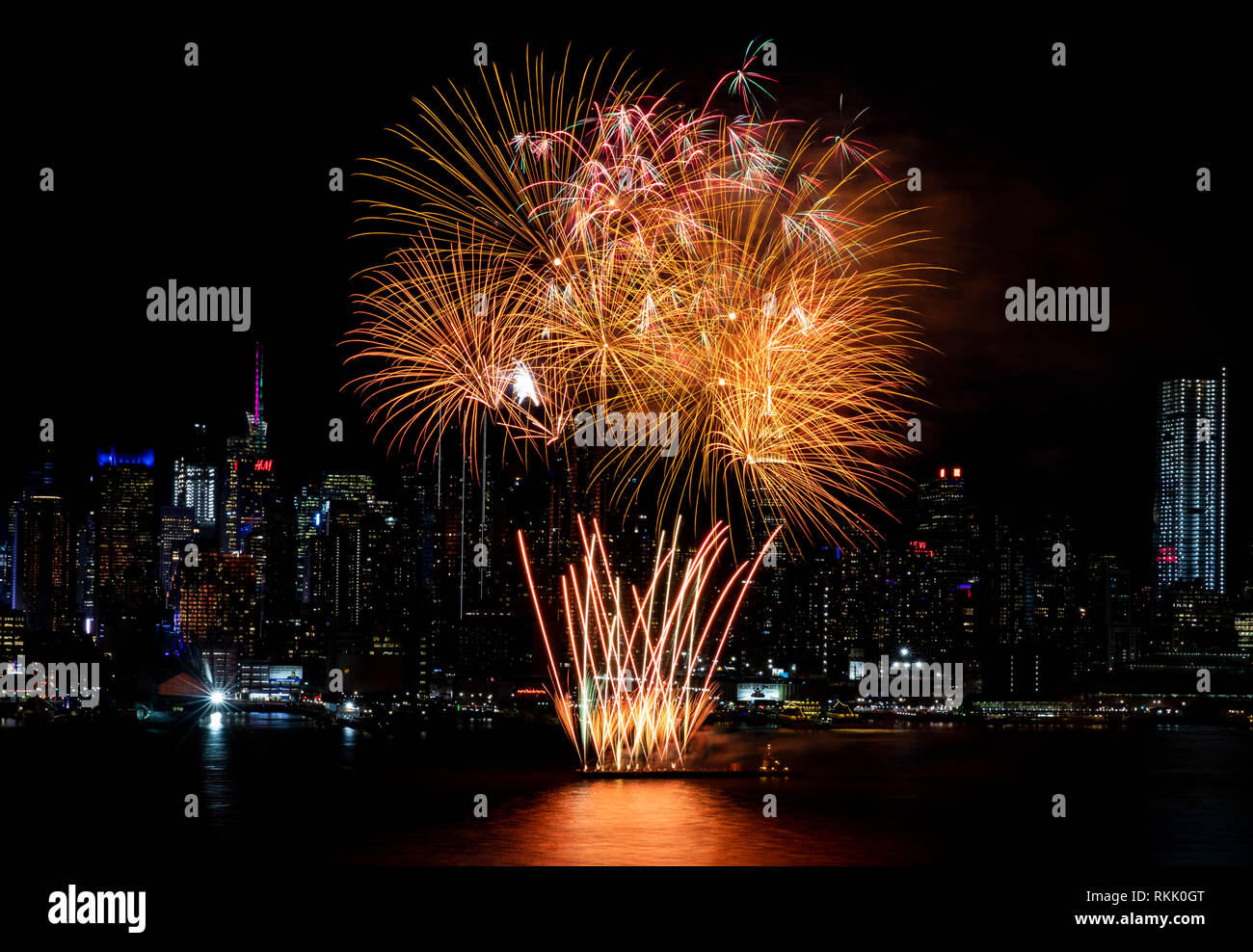 New York, USA. Feb 11, 2019. D'artifice s'affichent au-dessus de la rivière Hudson à New York, États-Unis, le 11 février, 2019, de célébrer la Nouvelle Année lunaire chinoise. Credit : Wang Ying/Xinhua/Alamy Live News Banque D'Images
