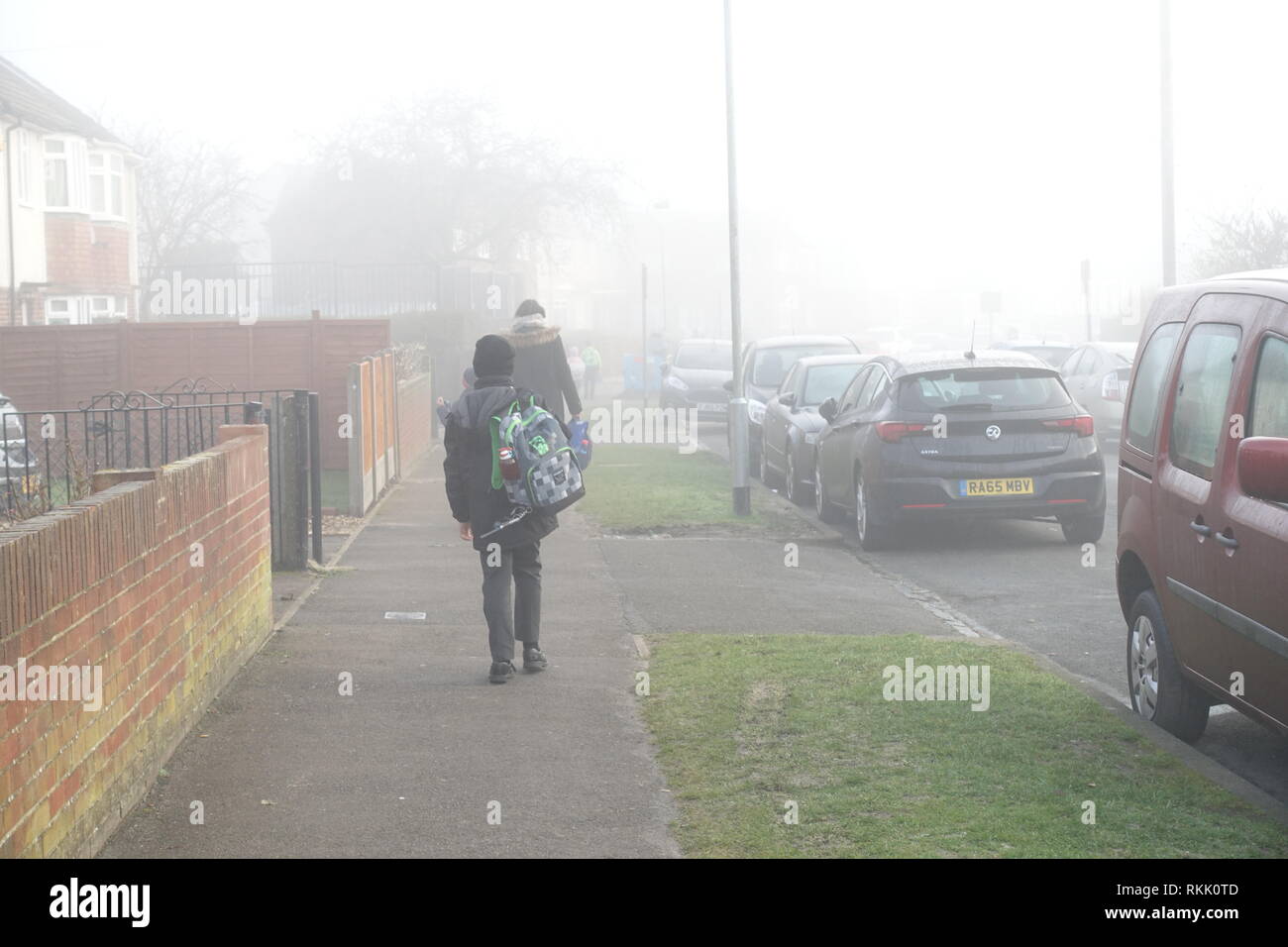Reading, UK : 12 février 2019 - UK - A foggy de commencer la journée dans la lecture au cours de l'école le matin. Crédit : Matthieu Ashmore/Alamy Live News Banque D'Images