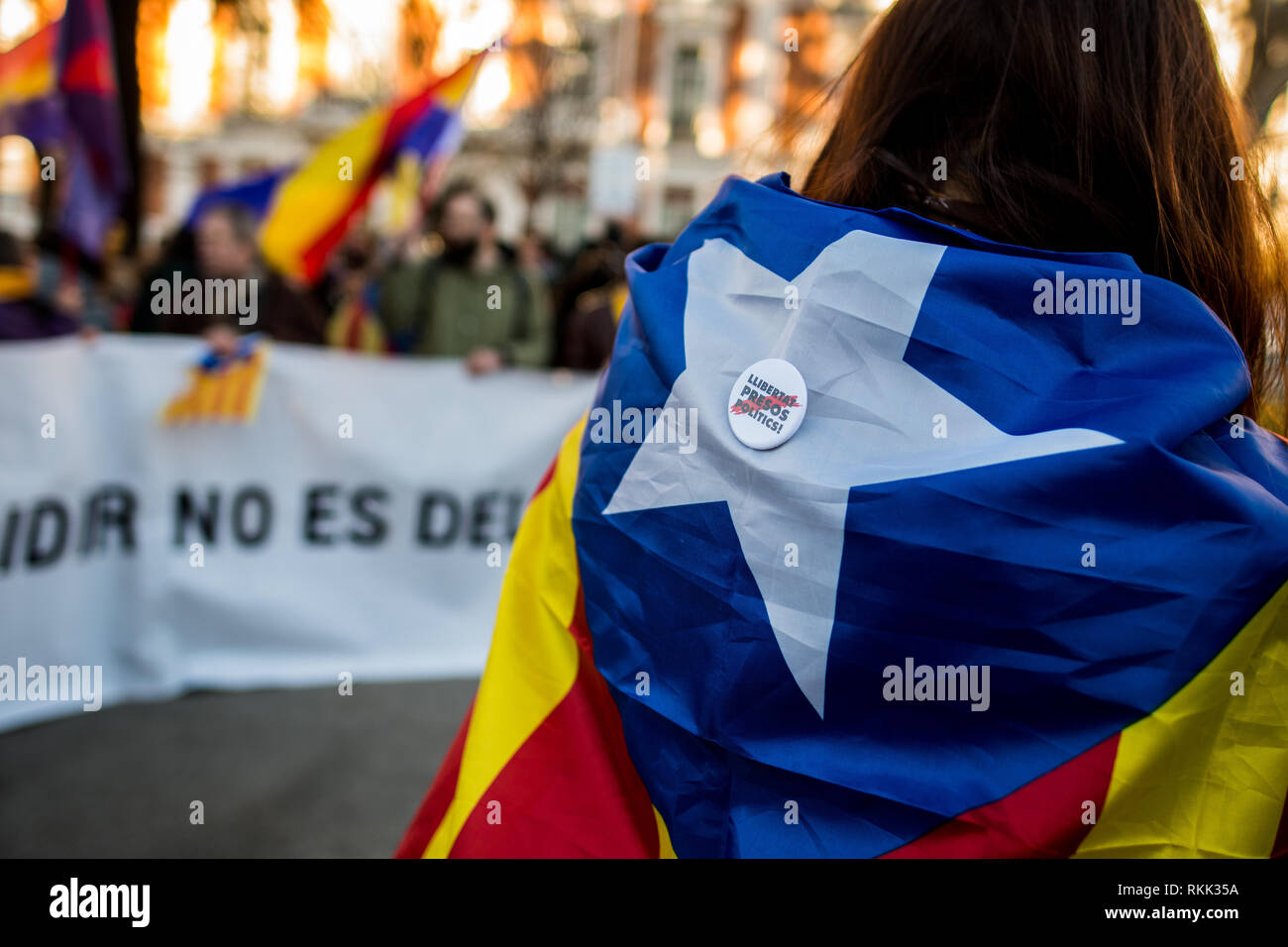 Madrid, Espagne. 12 févr., 2019. Une femme portant ESTELADA Drapeau et une étiquette qui se lit "Liberté pour les prisonniers politiques qui protestaient près de Cour suprême en tant que procès de pro-indépendance des dirigeants Catalan commence. Credit : Marcos del Mazo/Alamy Live News Banque D'Images