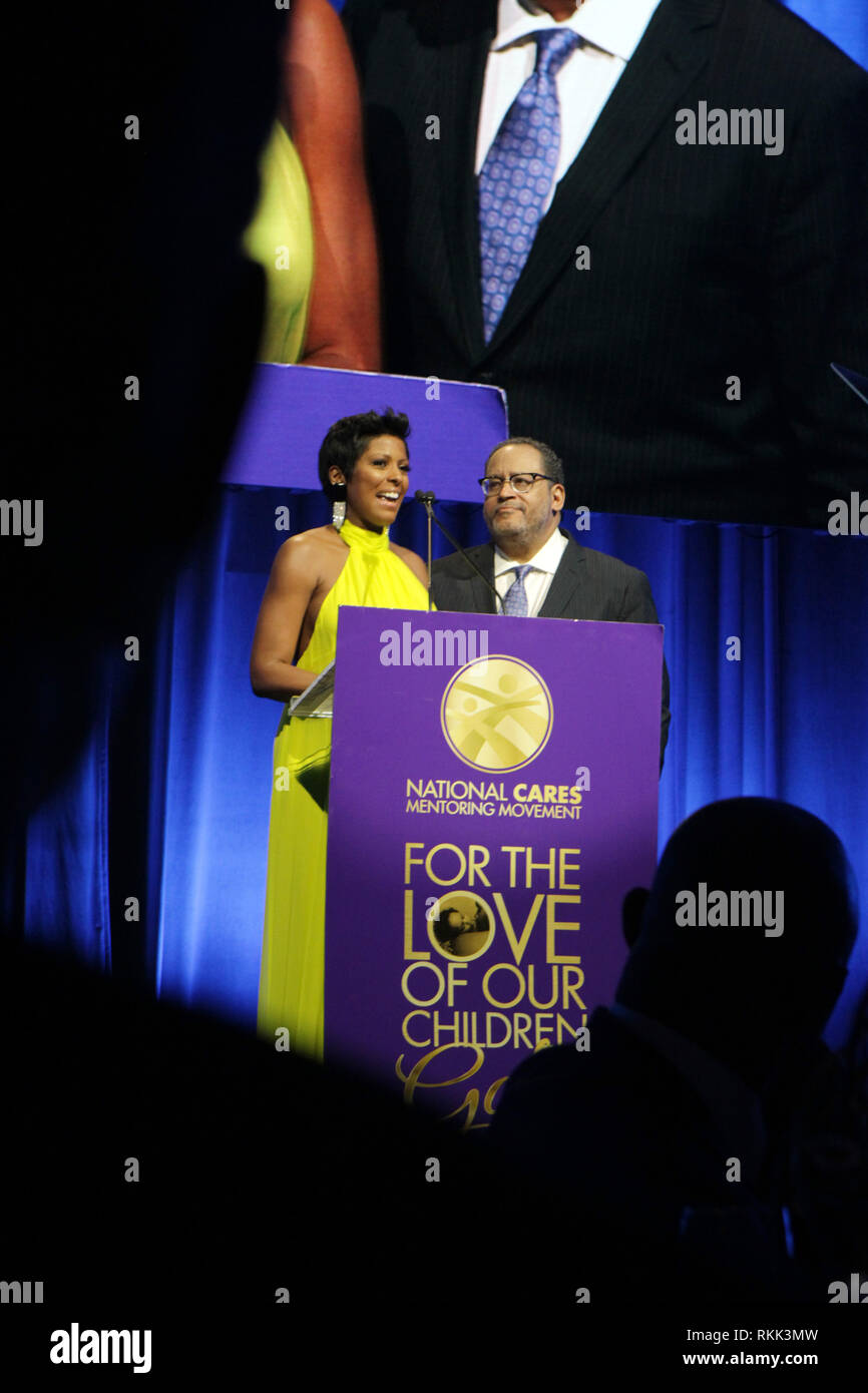 New York, New York, USA. Feb 11, 2019. Tamron Hall (hôte) et le Dr Michael Eric Dyson (hôte) assister au mouvement de mentorat CARES 'POUR L'AMOUR DE NOS ENFANTS" à l'intérieur du gala tenu à l'Zeigfeld Ballroom le 11 février 2019 à New York. Credit : Mpi43/media/Alamy Punch Live News Banque D'Images