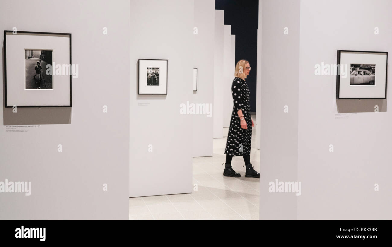 La Hayward Gallery, Londres, UK , 12 février 2019. Un assistant examine plusieurs des œuvres exposées, placés sur de hautes colonnes alignées symétriquement, dans la chambre. 'Diane arbus : au commencement' comprend près de 100 photographies qui redéfinissent la réalisation de l'un des plus éminents et influents artistes du 20ème siècle. Credit : Imageplotter News et Sports/Alamy Live News Banque D'Images