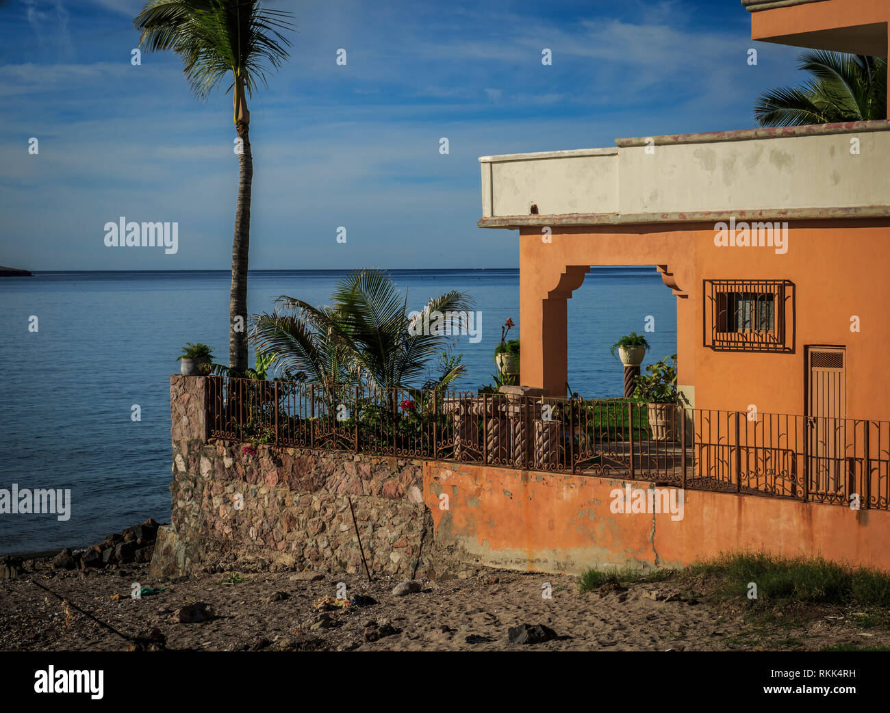 Maison de stuc orange lumineux donne sur la péninsule de Bahia, côte nord-ouest du Mexique. Banque D'Images