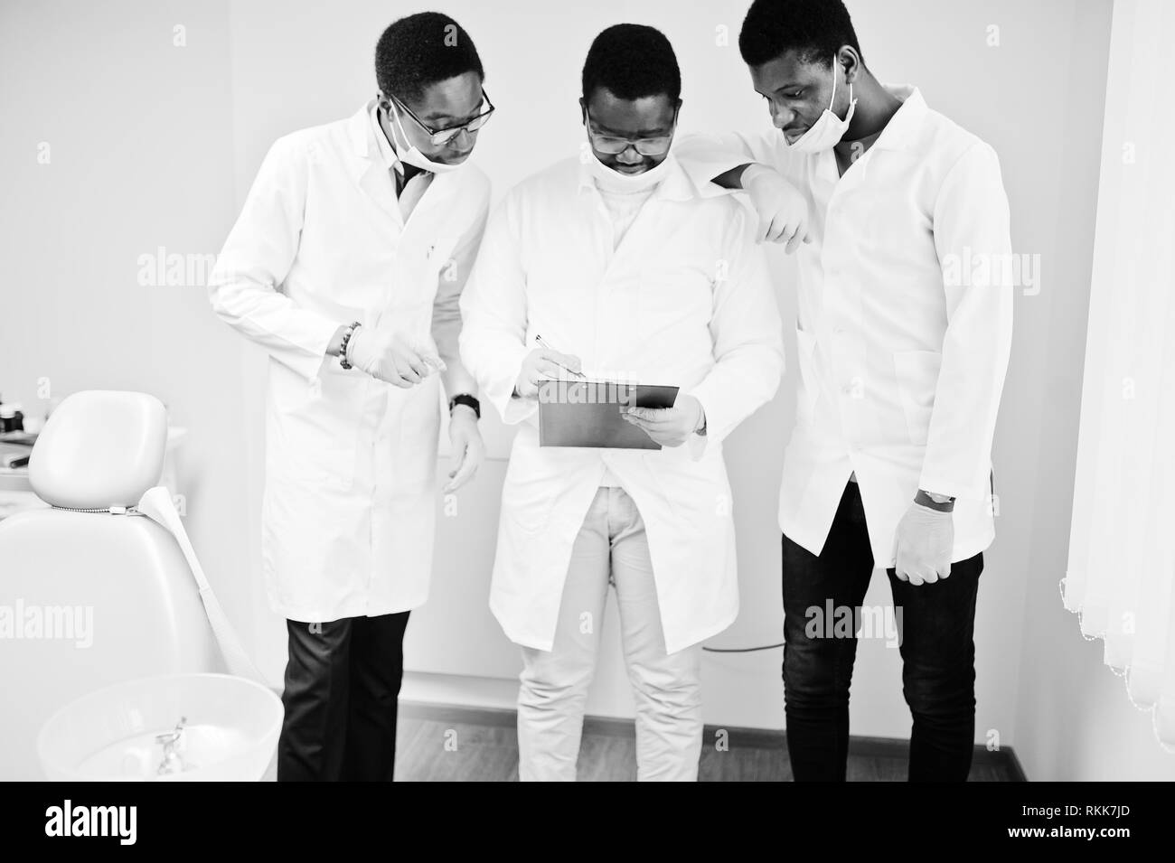African American male trois médecins qui travaillent, de discuter avec des collègues en clinique. Banque D'Images
