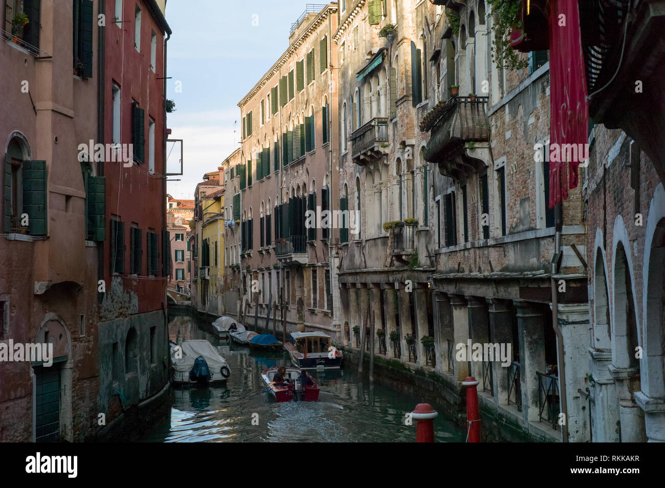 Une perspective du canal de Venise avec des bateaux, Italie Banque D'Images