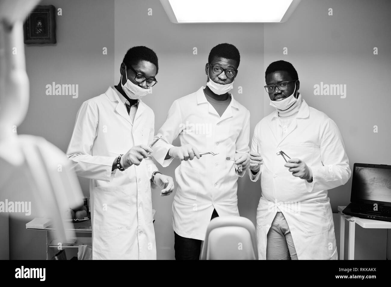 Trois collègues médecins hommes afro-américains avec des outils à mains en clinique. Banque D'Images