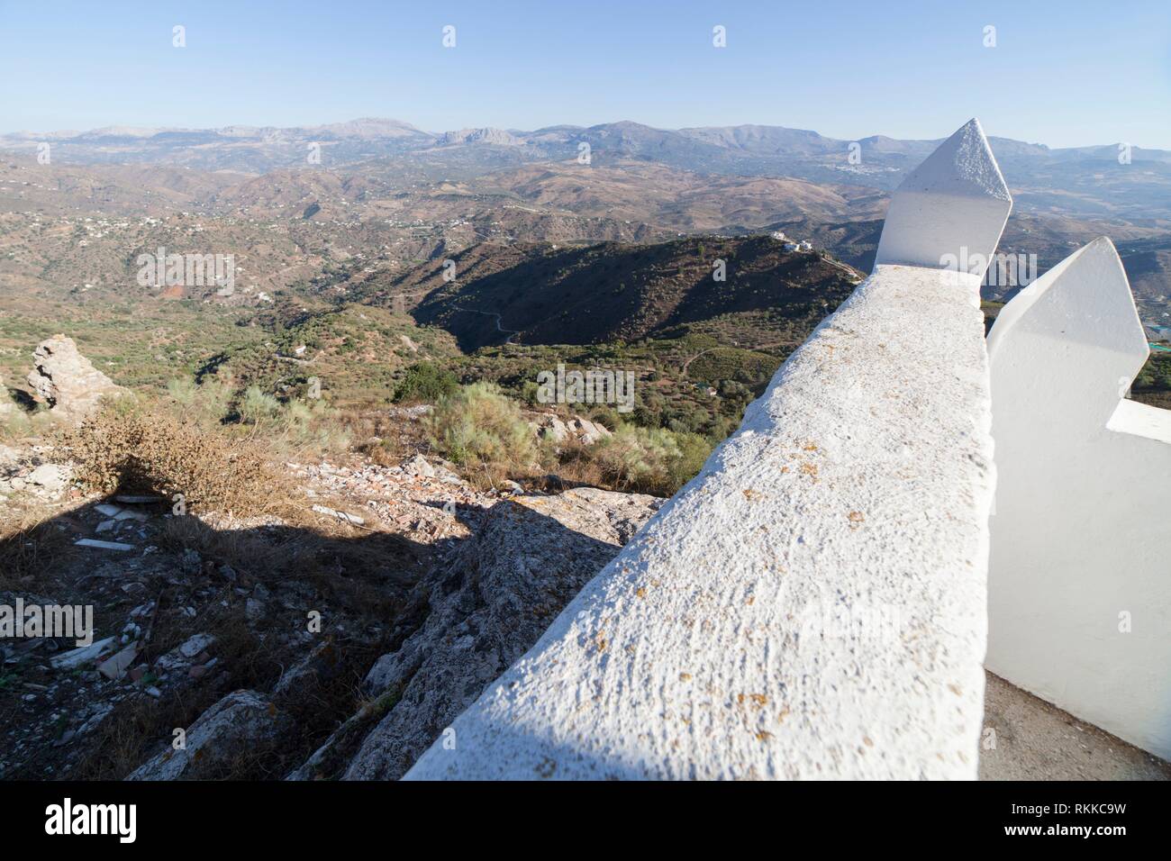 Comares paysage urbain. Village blanc sur la colline des montagnes de Malaga, Andalousie, espagne. Vue panoramique. Banque D'Images