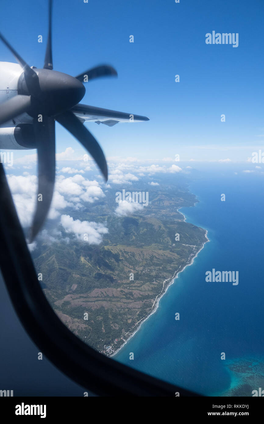 Siège de fenêtre vue depuis une flaque d 'avion' cavalier sur un voyage d'île en île dans Visayas, Philippines Banque D'Images