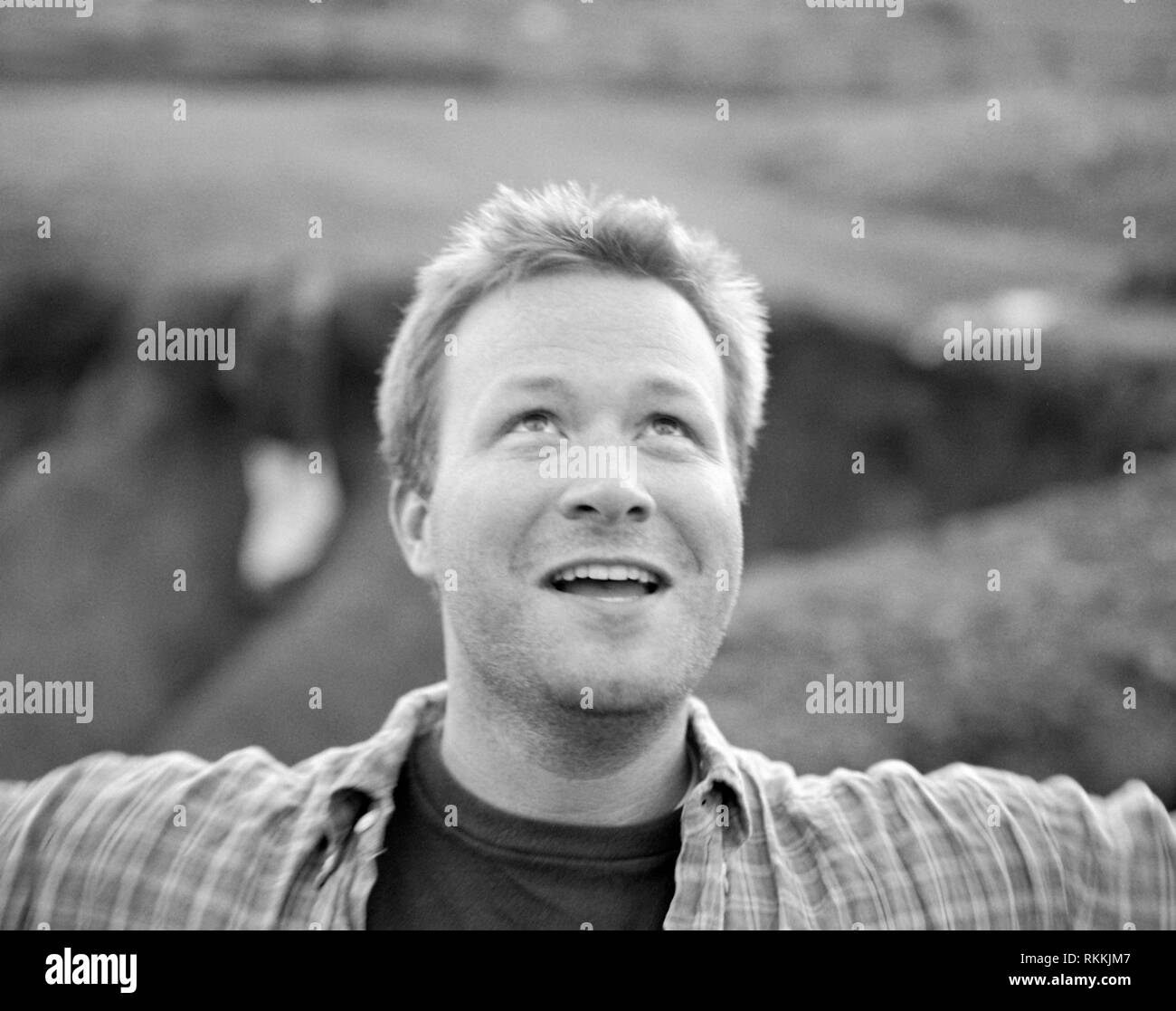 Mid-adult man smiling et regardant vers le haut. Banque D'Images