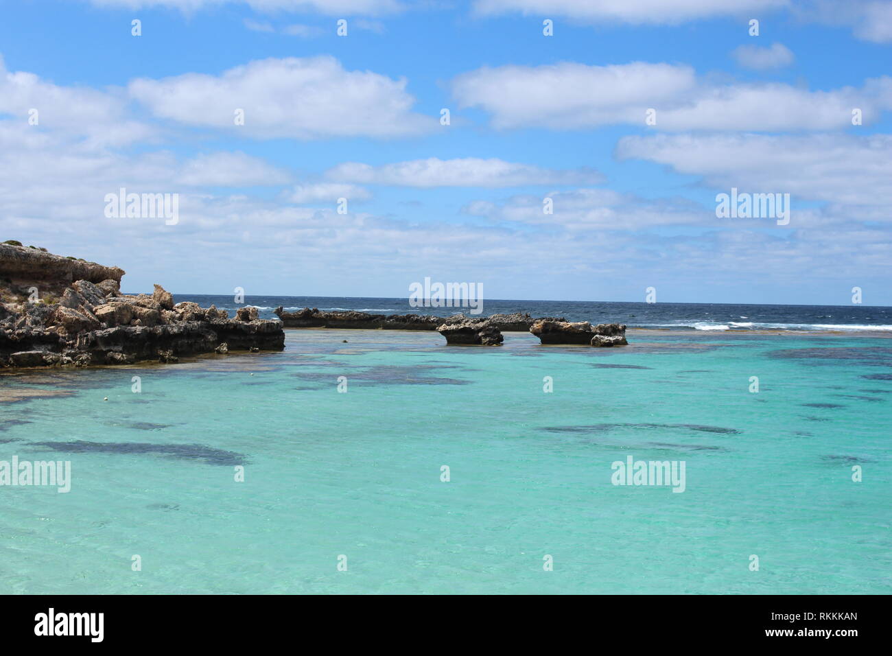 Une mer bleu calme belle avec plusieurs rochers sur la côte de Rottnest Island, Australie de l'Ouest Banque D'Images