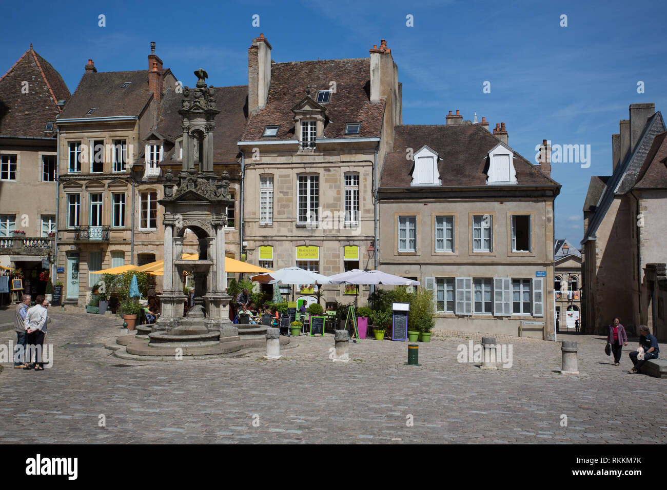 Street restaurants, cafés et une fontaine à l'extérieur de la cathédrale d'Autun, Bourgogne, France, le 19 juin 2015 Banque D'Images