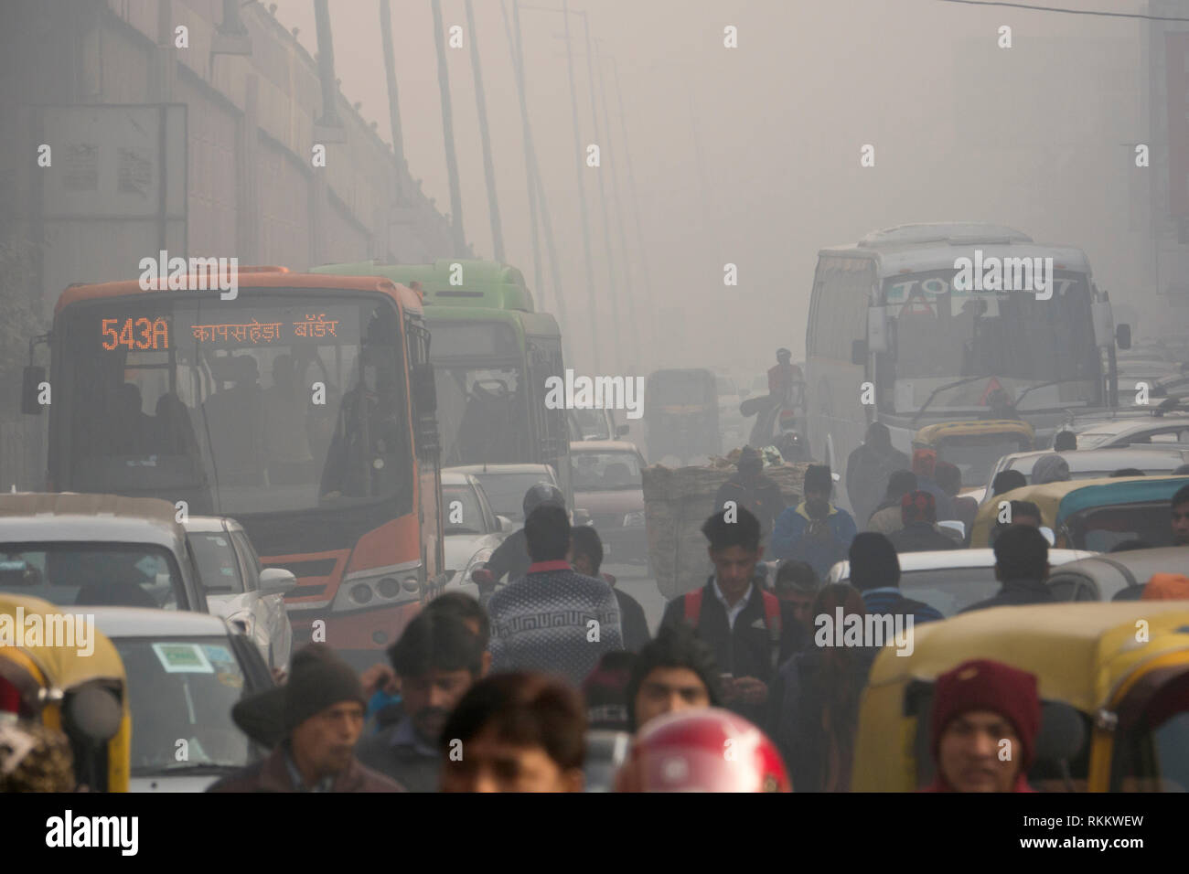Piétons et des niveaux de pollution de l'air à Delhi Aero City, New Delhi, Inde Banque D'Images
