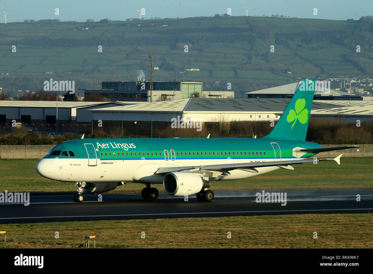 Un Airbus A320 d'Aer Lingus se prépare à décoller de l'aéroport de Belfast, Irlande du Nord. L'Airbus A320 se compose de courte à moyenne portée, à fuselage étroit, bimoteur de transport commercial de passagers jet airlinersmanufactured par Airbus. La famille comprend l'A318, A319, A320 et A321, ainsi que l'ACJ de business jet. Les A320 sont aussi nommées A320ceo (option moteur actuel) après l'introduction de l'A320neo (option nouveau moteur) l'assemblage final de la famille a lieu à Toulouse, France, et Hambourg, Allemagne. Une usine à Tianjin, Chine, produit également des avions pour les compagnies aériennes chinoises Banque D'Images
