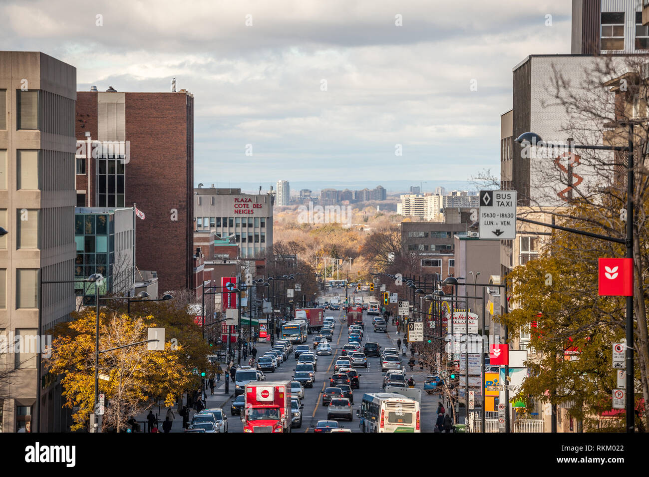 Montréal, Canada - le 8 novembre 2018 : typique, dans le quartier Côte-des-Neiges, avec les petites et moyennes entreprises, les voitures qui passent dans un traf Banque D'Images