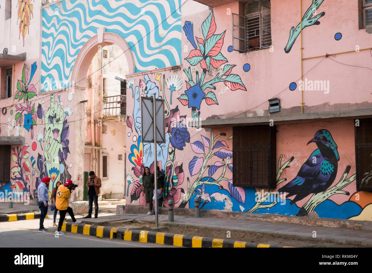 Groupe de personnes prendre des photos en face d'une peinture murale d'artistes brésiliens Bicicleta Sem Freio, dans la colonie de Lodhi, New Delhi, Inde Banque D'Images