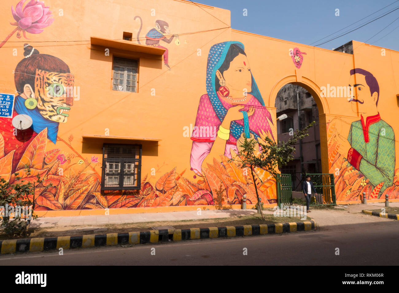 L'homme se tient debout devant une fresque murale peinte par l'artiste mexicain Saner dans Lodhi colony, New Delhi, Inde Banque D'Images