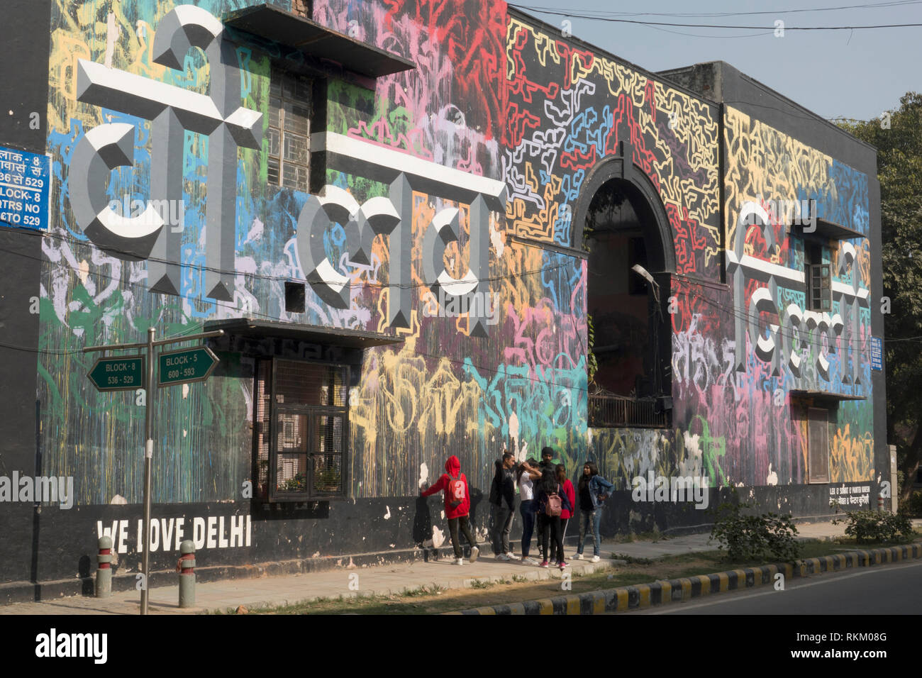 Groupe d'adolescents en face de nous aimer Delhi street art mural, par des artistes Lek et Sowat dans Lodhi colony, New Delhi, Inde Banque D'Images