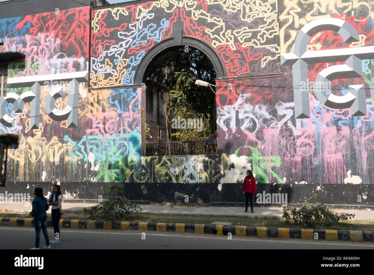 Groupe d'adolescents en face de nous aimer Delhi street art mural, par des artistes Lek et Sowat dans Lodhi colony, New Delhi, Inde Banque D'Images