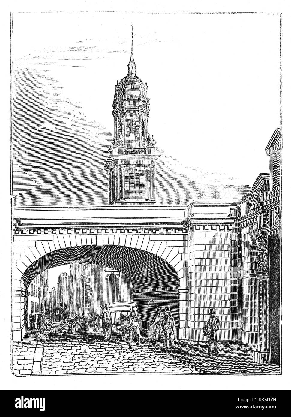 La tour de l'horloge, construite en 1706, de St Magnus the Martyr sur Lower Thames Street vu à travers une arche du nouveau pont de Londres a ouvert ses portes en 1831 à partir d'un design by John Rennie. Banque D'Images