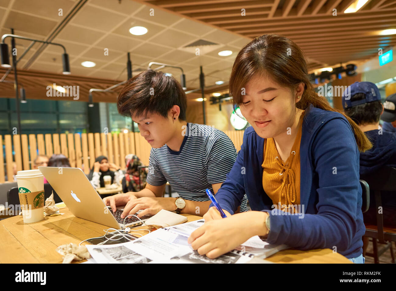 Singapour - circa 2016, août : les gens de Starbucks à l'aéroport de Singapour Changi. La société Starbucks Coffee Company est un café et c Banque D'Images