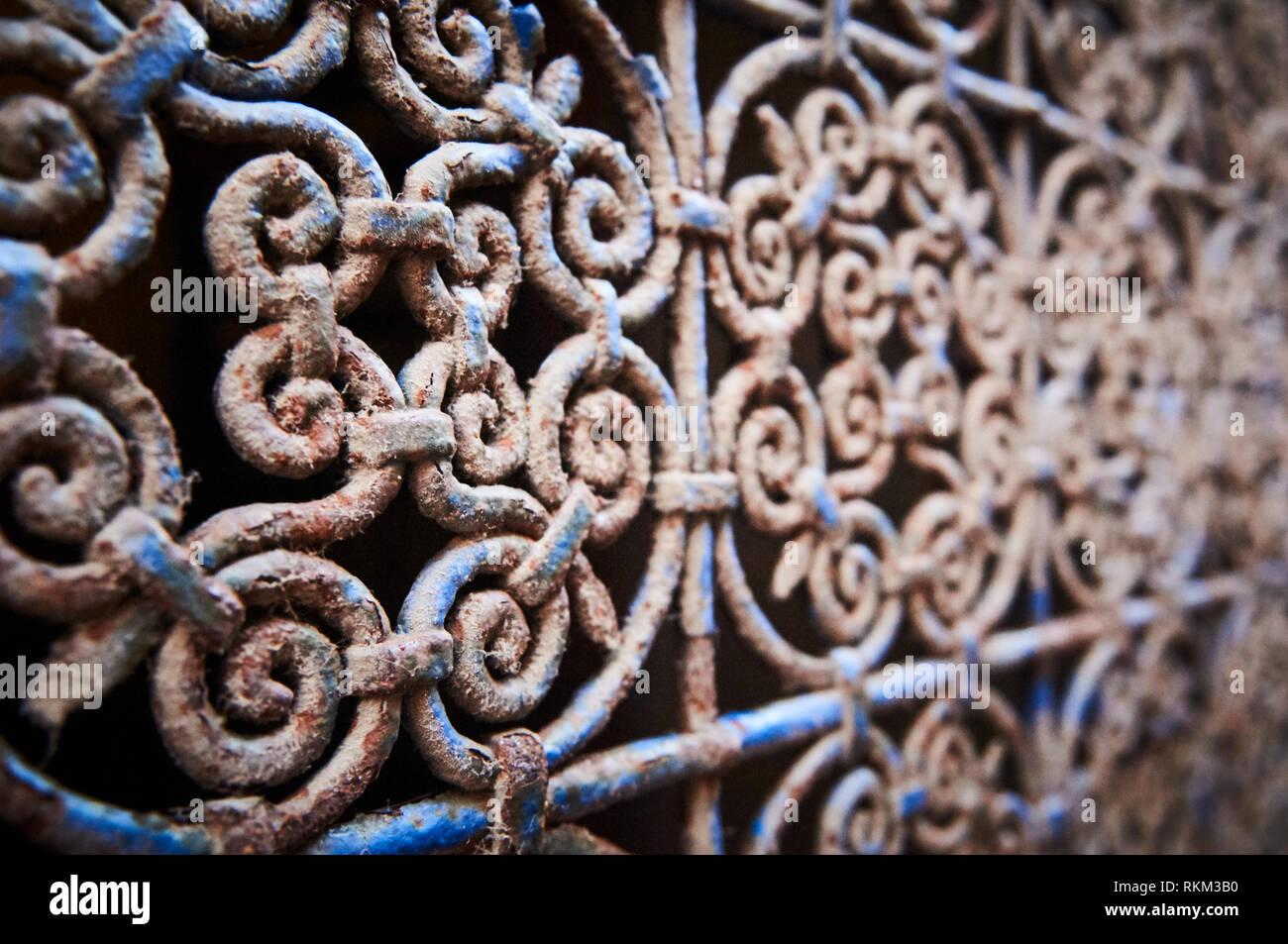 Heurtoirs de porte complexe décoré à Marrakech. Banque D'Images