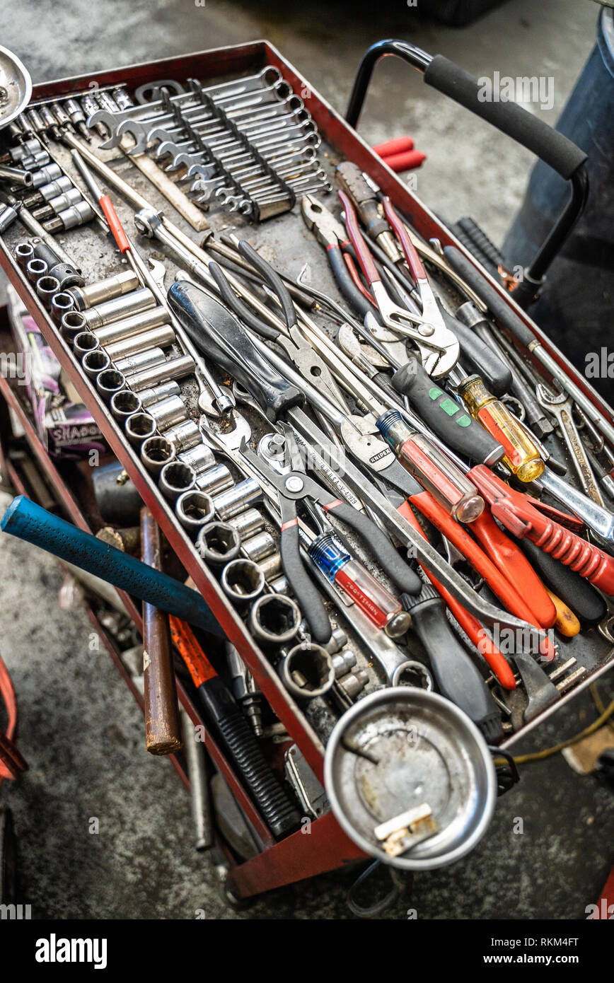 Boîte à outils wagen. Avec outils clés plates, clés à anneau, marteau,  pinces, tournevis, clés de singe, vis, boulons, fils et d'autres  do-it-Yourself (DIY Photo Stock - Alamy