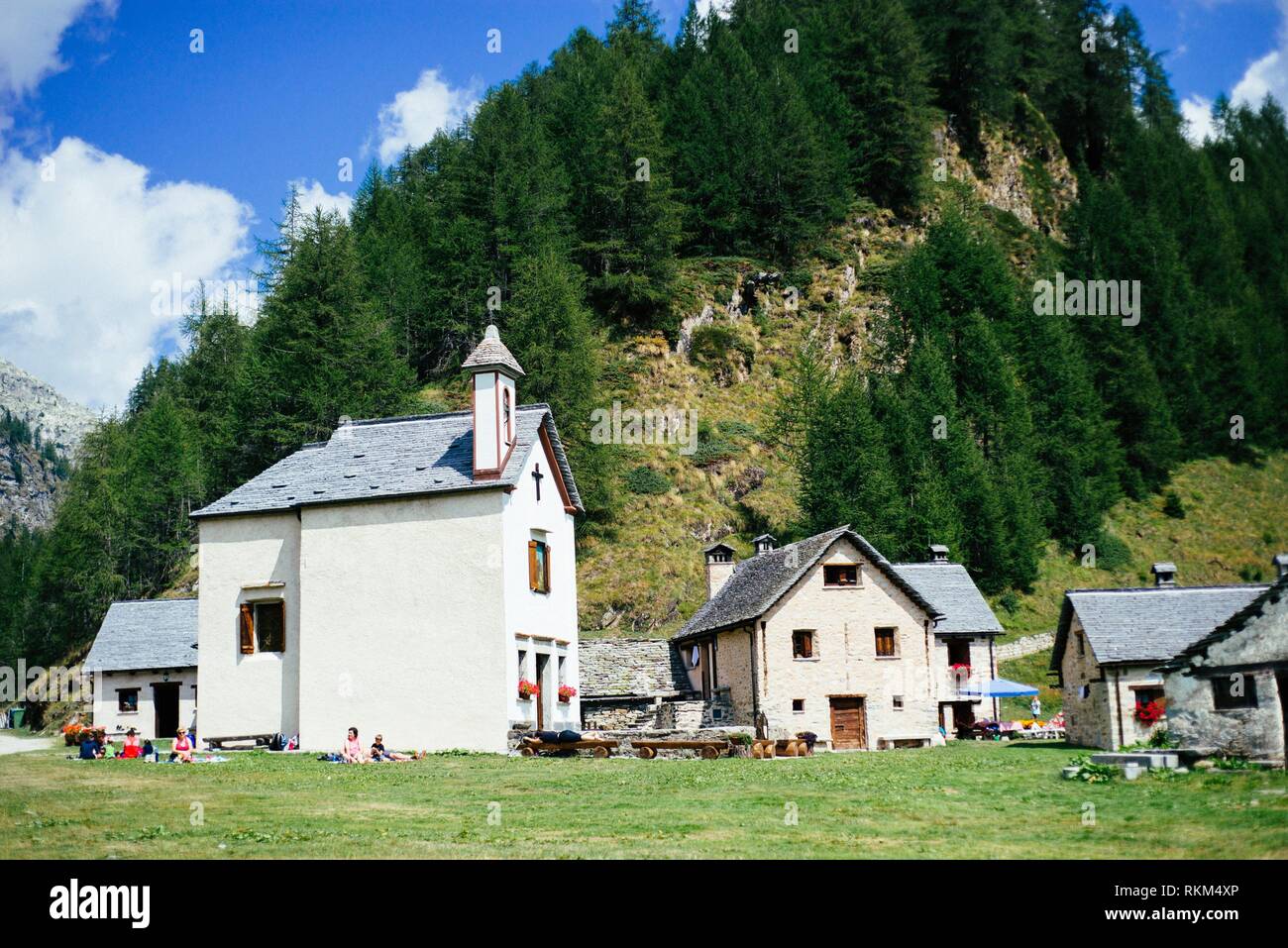 Village alpin traditionnel en Piémont, Vallée Divedro Alpe Devero Piémont, Italie. Banque D'Images