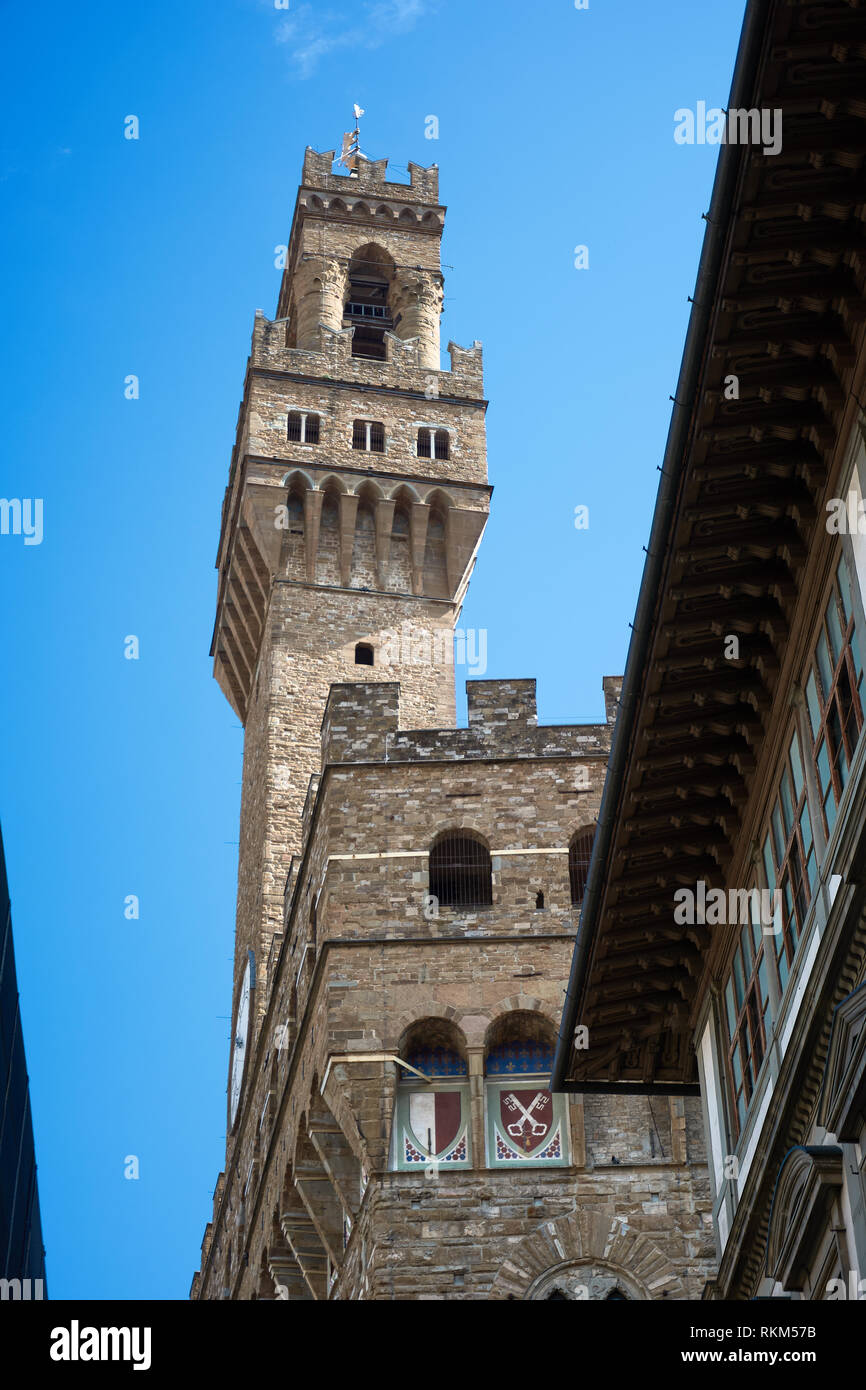 La tour principale du Palazzo Vecchio (Vieux palais), également connu sous le nom de Palazzo della Signoria, vu depuis le palais des Offices dans les rues de Florence, l'Itali Banque D'Images