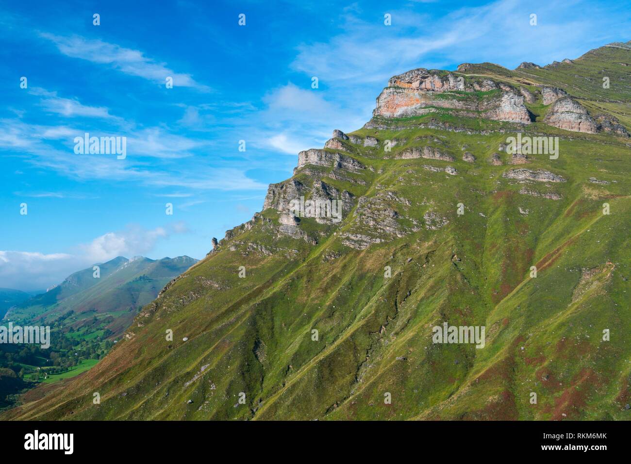 Vue depuis le Mirador de Covalruyu, Miera Vallée, Valles Pasiegos, Cantabria, Espagne, Europe. Banque D'Images