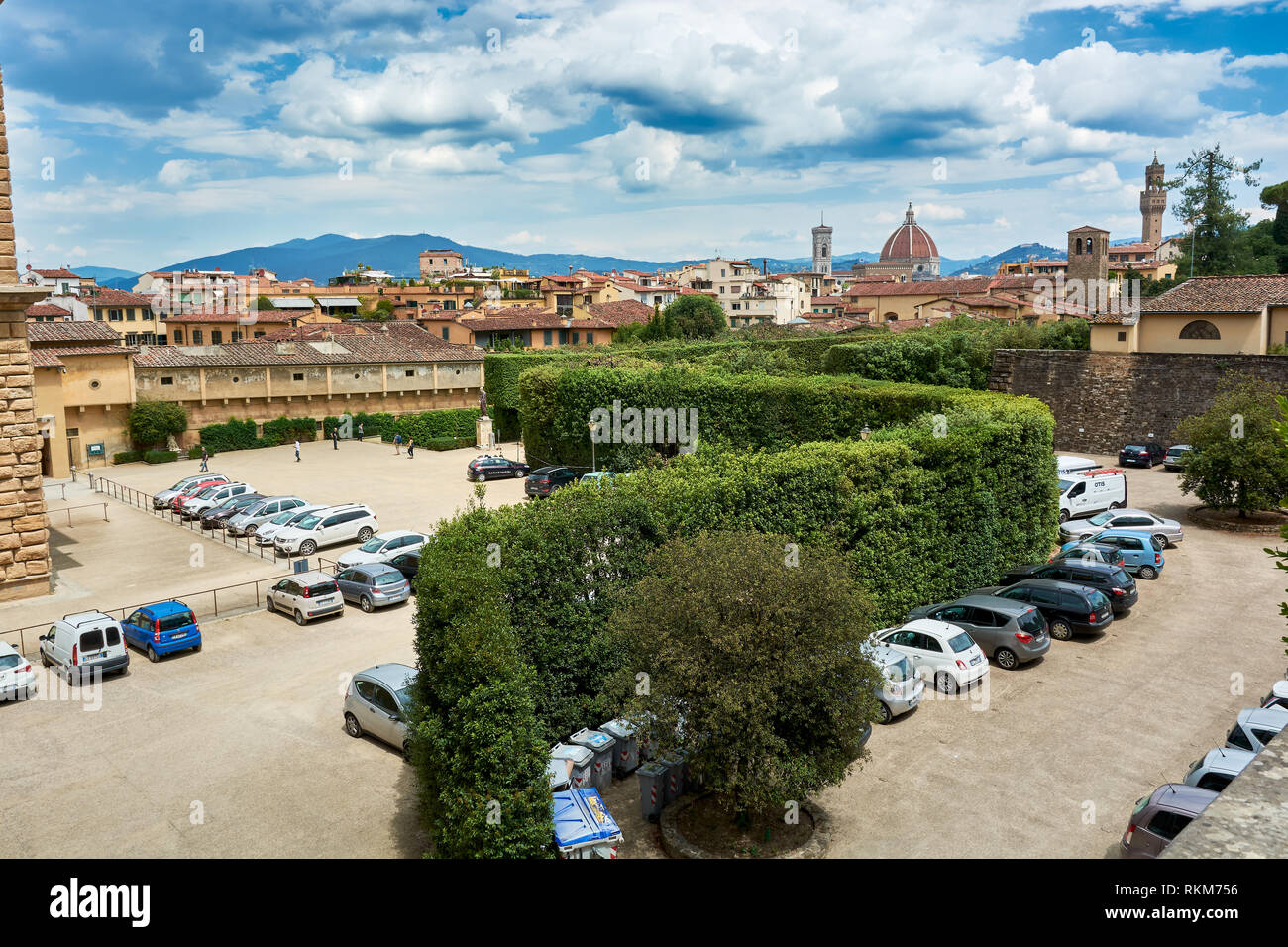 Zone de parking à Florence avec la ville en arrière-plan. Vue depuis le  palais Pitti. La Cathédrale Santa Maria del Fiore est visible sur le centre  droit, et Photo Stock - Alamy