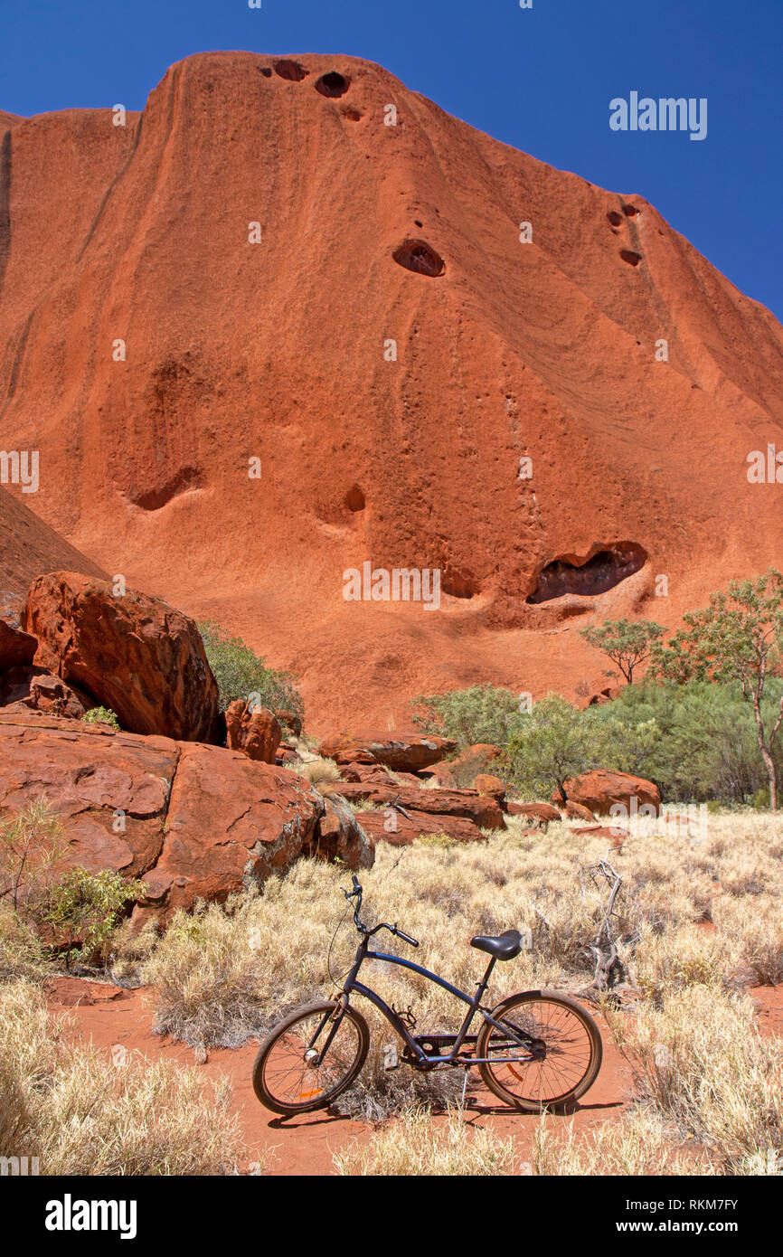 Bike stationné à côté d'Uluru. Banque D'Images