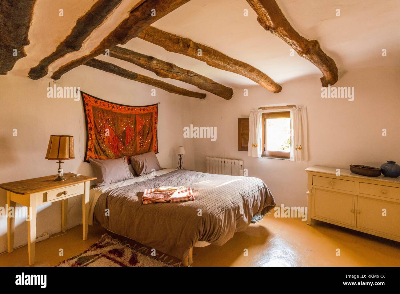Chambre à coucher. L'intérieur d'une maison traditionnelle dans la région  de Capileira, Alpujarras, Espagne Photo Stock - Alamy