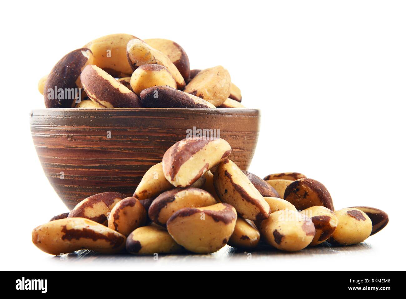 Bol avec les noix du Brésil sur la table en bois. Délicatesses. Banque D'Images