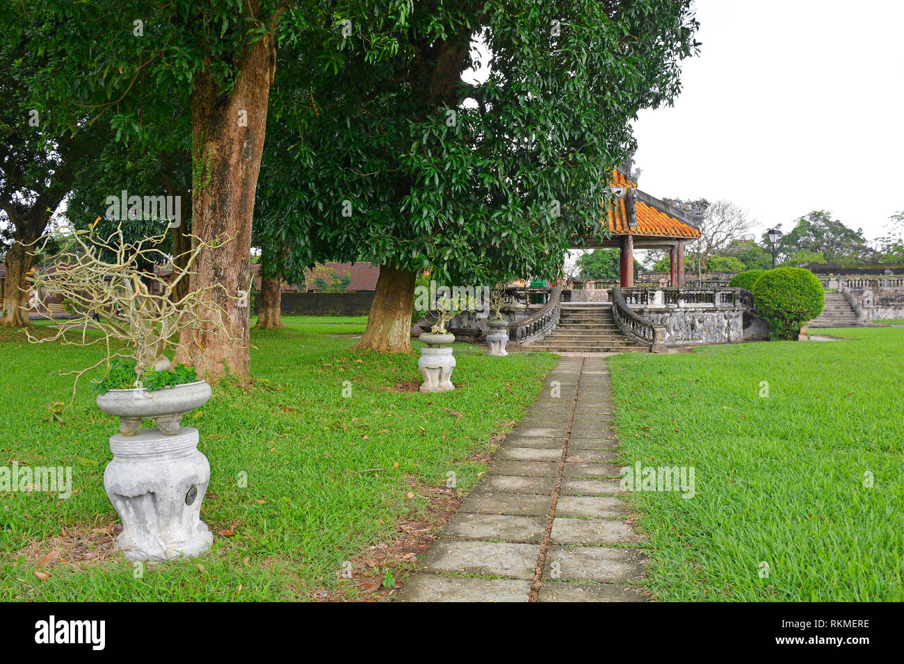 Une pagode près de l'emplacement de l'ancienne résidence Khon Thai dans l'enceinte de la Ville Impériale, Hue, Vietnam Banque D'Images