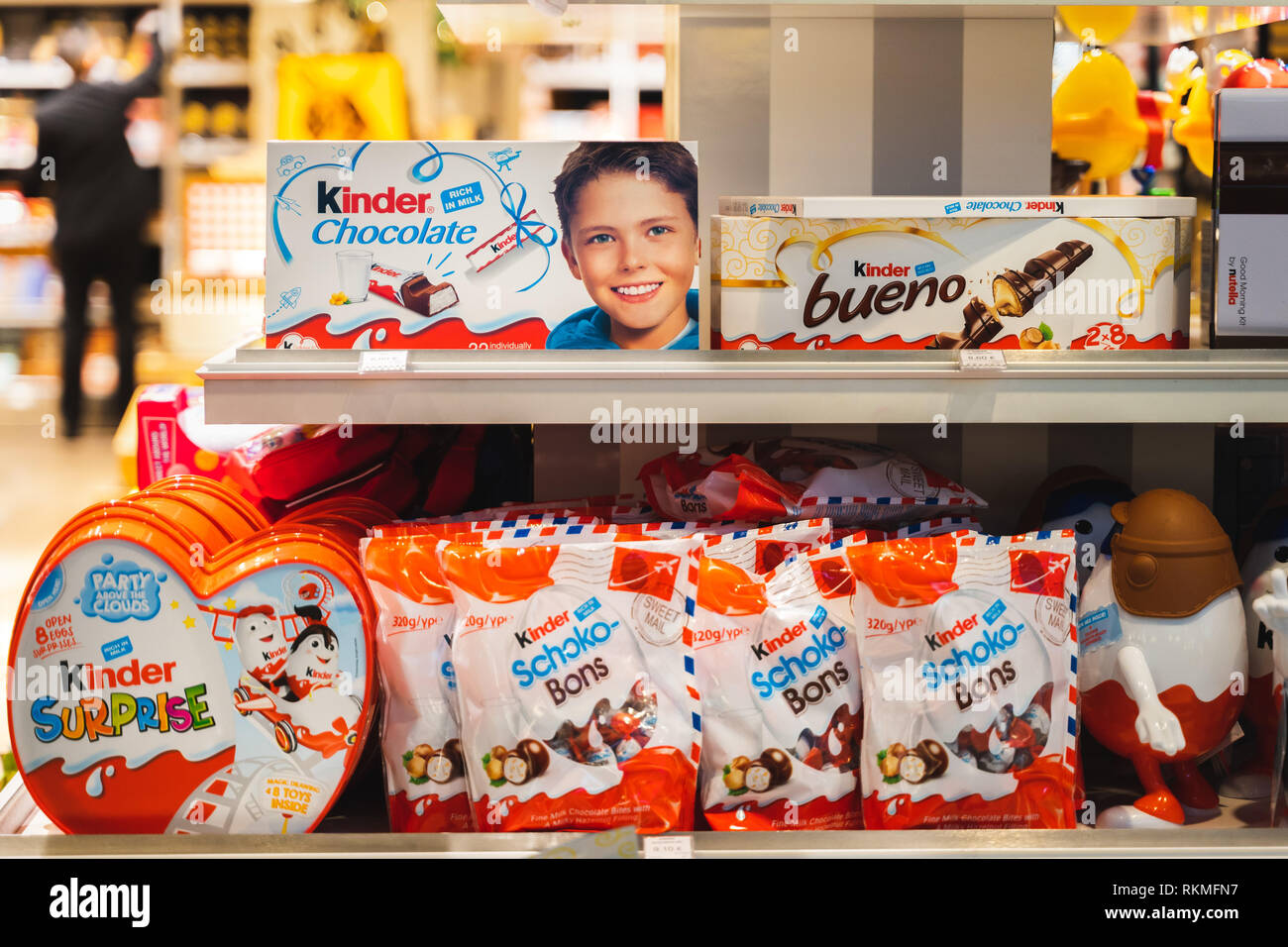 L'aéroport CDG, Paris - 12/22/18 : Kinder Bueno oeuf surprise varié, des bonbons de marque ferrero sur un socle, bien éclairé lumineux allumé en bonbons et cho Banque D'Images
