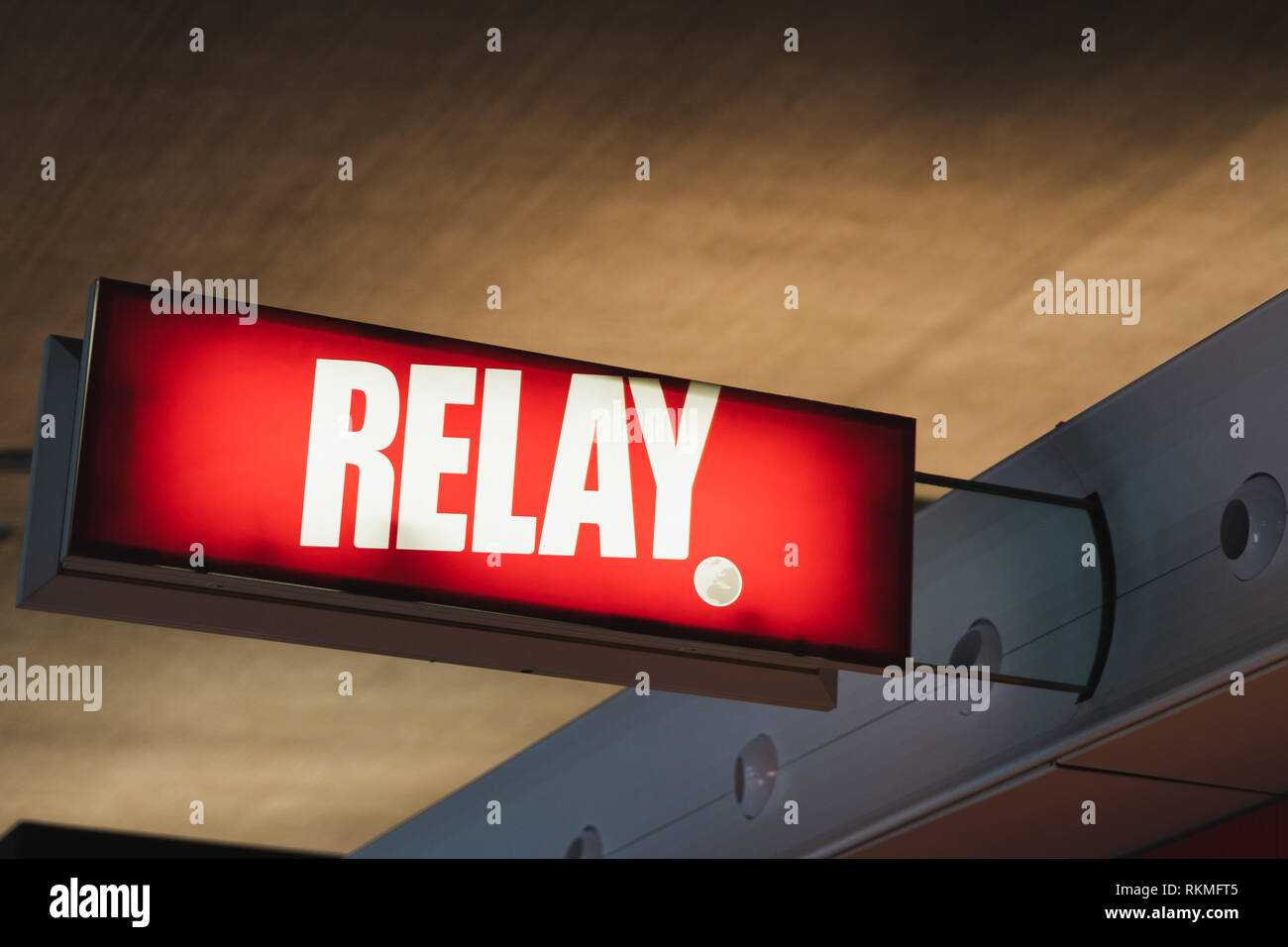 L'aéroport CDG, Paris - 12/22/18 : Relais isolés shop logo de marque, un contraste élevé, blanc brillant et rouge magasin de proximité français journaux, magazines, boo Banque D'Images