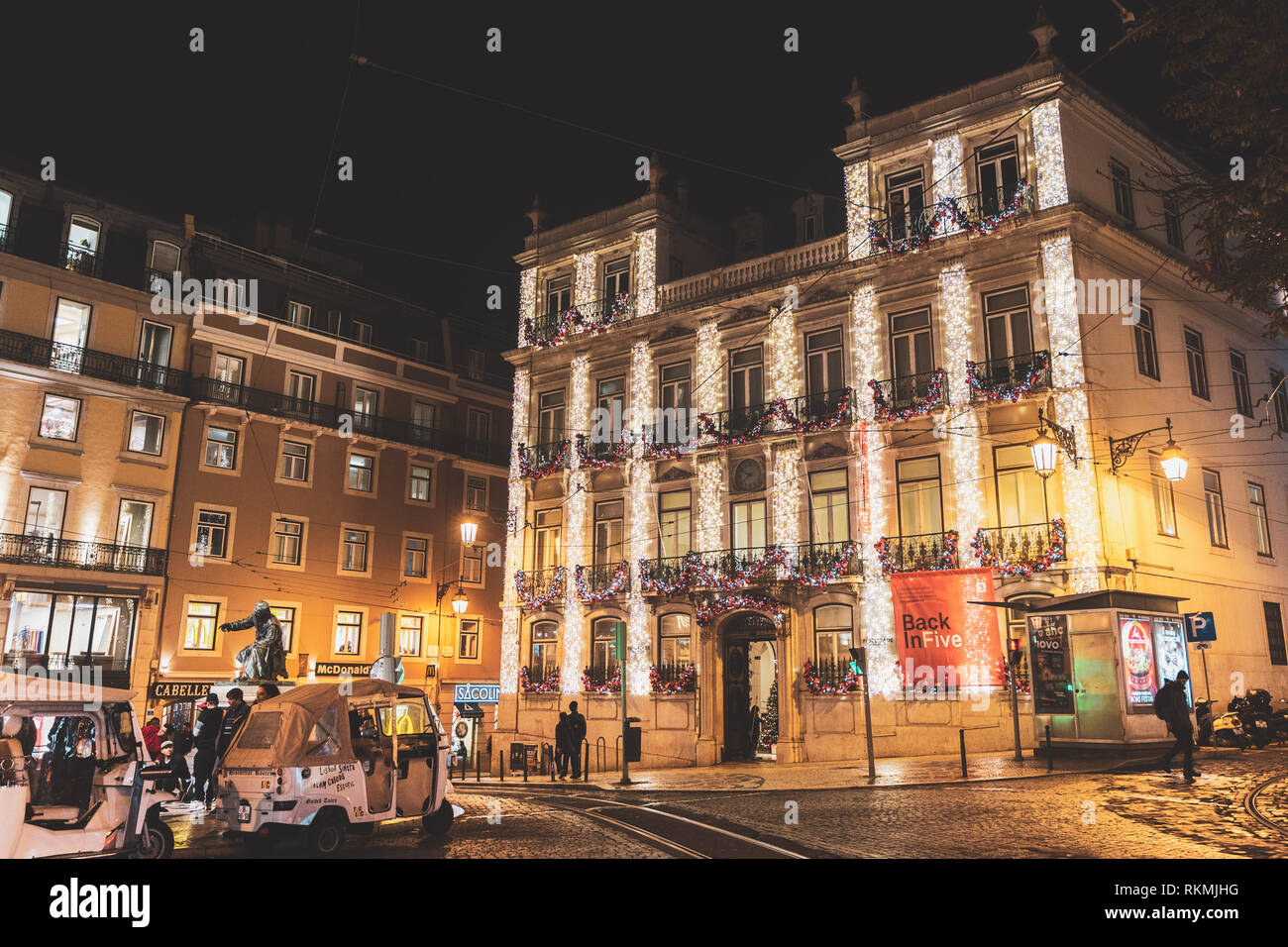 Lisbonne, Portugal - 26/12/18 : sapin noël décorations bâtiment bandes claires verticales des colonnes, la place camoes, bâtiment des ornements de Noël Banque D'Images