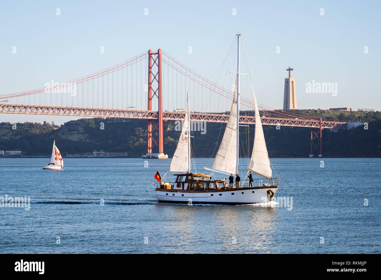 Lisbonne, Portugal - 12/28/18 : Voiliers à voiles blanches sur le fleuve Tage, 25 avril (25 de abril) Pont, Christ Roi de l'ascenseur dans la zone de la tour Banque D'Images