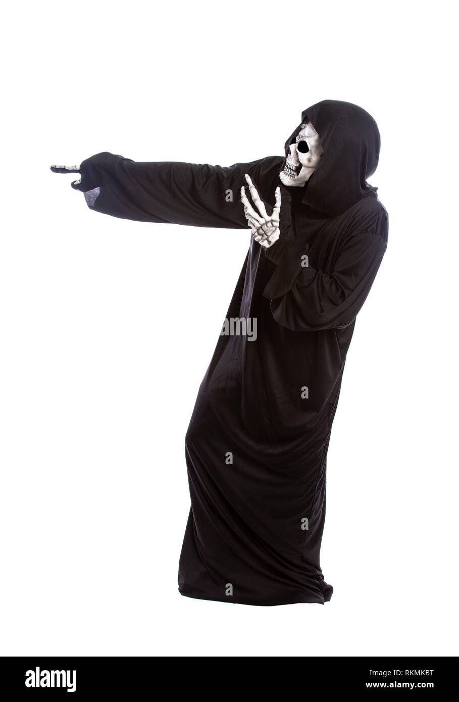 Costume Halloween d'un squelette faucheur portant une robe noire sur fond blanc ou effrayé effrayé par intérim Banque D'Images