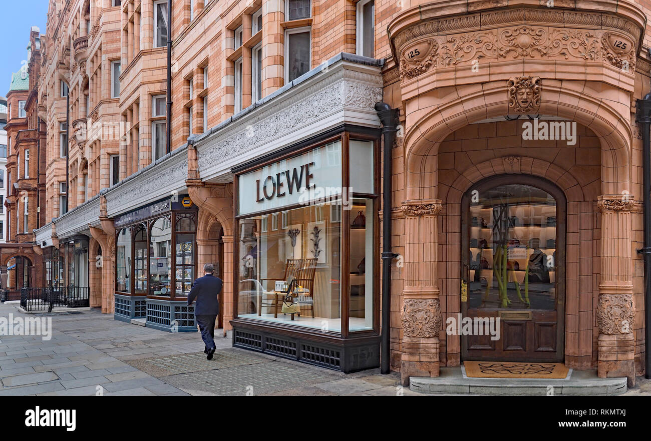 Londres - septembre 2017 : Mount Street à Mayfair est connu pour ses bâtiments en terre cuite richement décoré et les détaillants de luxe. Banque D'Images