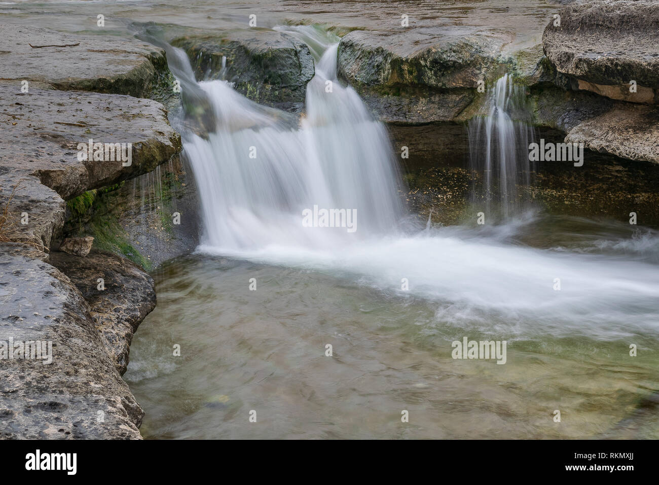 Les sections locales dans la région de Austin, Texas, échapper à la montagne dans la chaleur de l'été clair et frais natation trous de la East Bull Creek Greenbelt. Banque D'Images