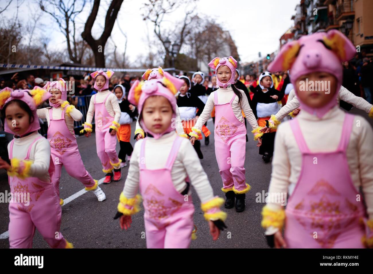 Groupe de filles avec des costumes de rose les porcelets sont vu l'exécution pendant le défilé. Madrid fête Le Nouvel An chinois avec un grand défilé plein de musique et de couleurs, prédomine la couleur rouge de chance et de fortune, avec des Lions et des Dragons et de son principal protagoniste est le cochon. Le quartier usera à Madrid est rempli de milliers et milliers de personnes qui fréquentent le festival avec la participation de plus de mille deux cents artistes parmi diverses associations culturelles liées à la population et la culture chinoise. Banque D'Images