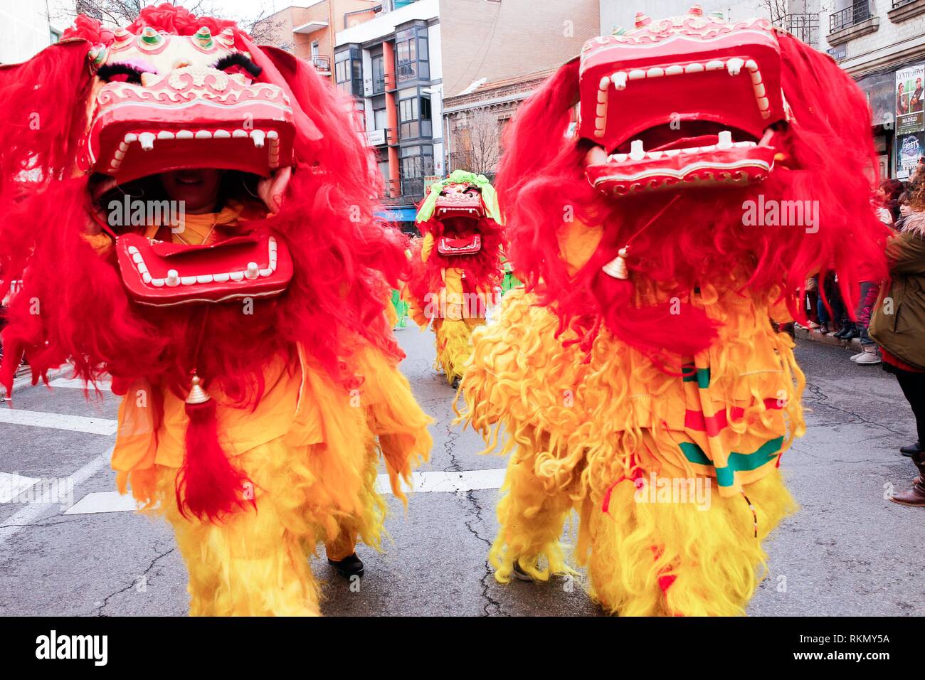 Trois Lions jaunes géant et parade dans les rues de danse au cours des célébrations. Madrid fête Le Nouvel An chinois avec un grand défilé plein de musique et de couleurs, prédomine la couleur rouge de chance et de fortune, avec des Lions et des Dragons et de son principal protagoniste est le cochon. Le quartier usera à Madrid est rempli de milliers et milliers de personnes qui fréquentent le festival avec la participation de plus de mille deux cents artistes parmi diverses associations culturelles liées à la population et la culture chinoise. Banque D'Images