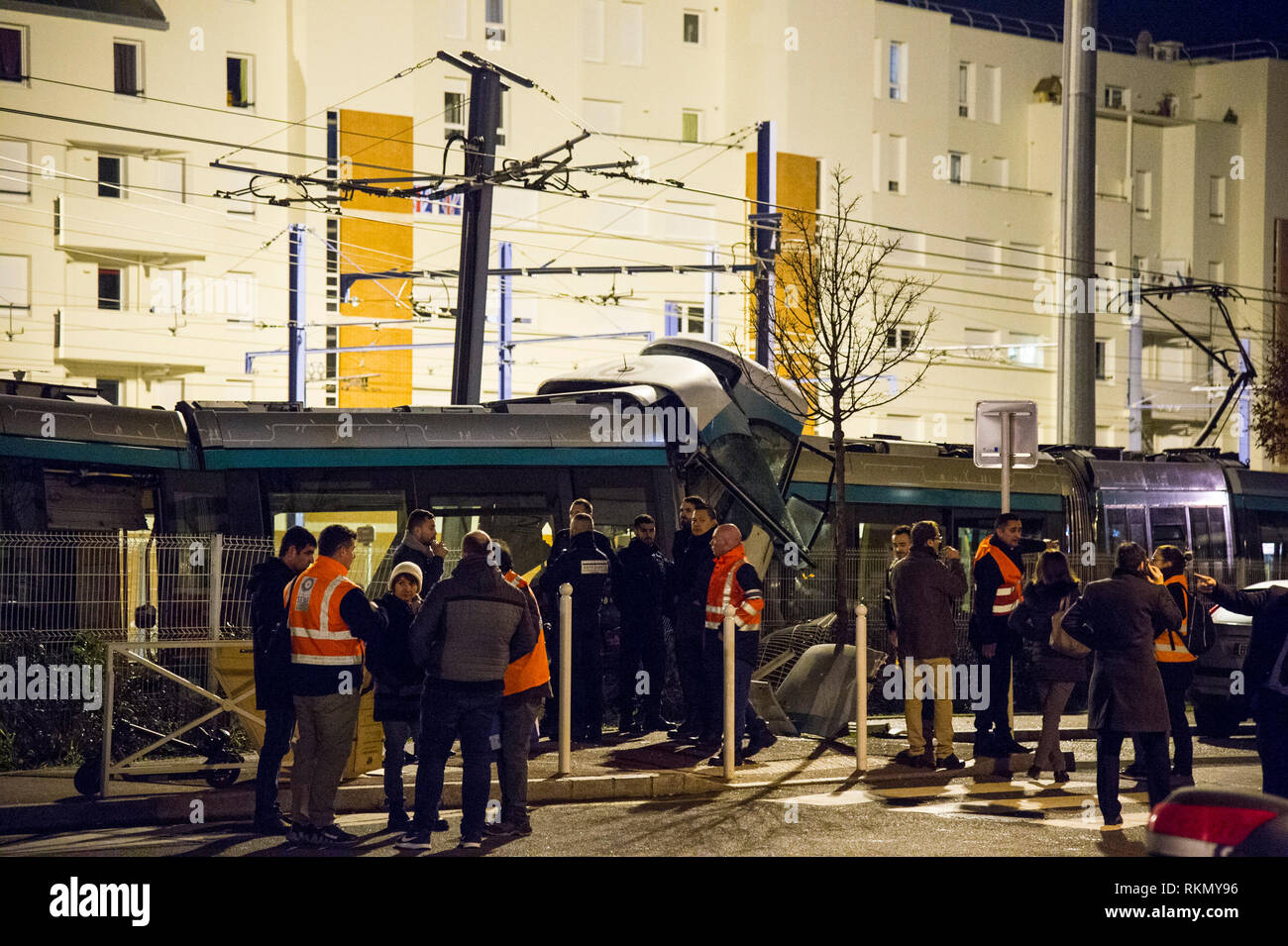 Vu la police sur les lieux de l'accident entre deux trains de tramway sur la ligne T2 entre Jacques Henri Lartigue et Les Moulineaux stations dans Issy les Moulineaux, près de Paris, causant 12 blessés. Banque D'Images
