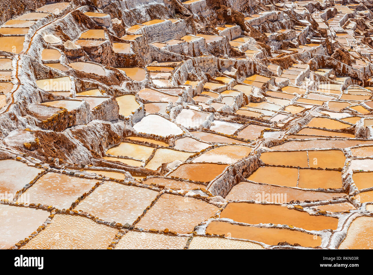 Paysage des terrasses de sel de Maras dans la Vallée Sacrée de l'Inca, Cusco, Pérou. Banque D'Images