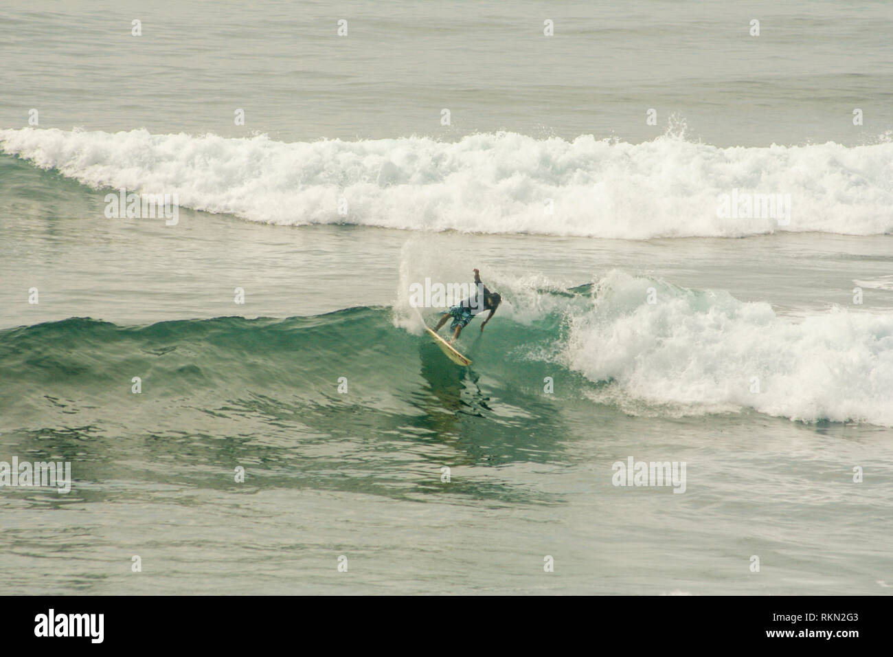 Surf à El Tunco, La Libertad, El Salvador Banque D'Images