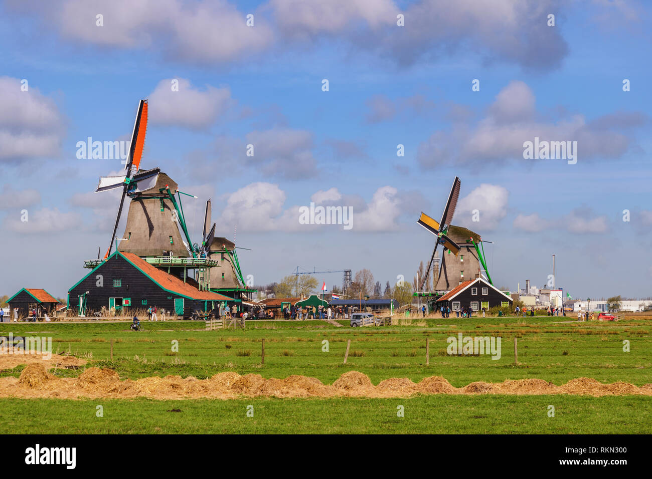 Amsterdam, Pays-Bas Dutch Windmill et maison traditionnelle au village de Zaanse Schans Banque D'Images