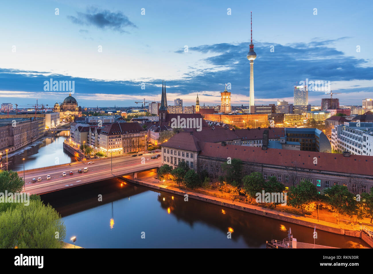 Berlin Allemagne, high angle view coucher du soleil sur les toits de la ville à la rivière Spree Banque D'Images